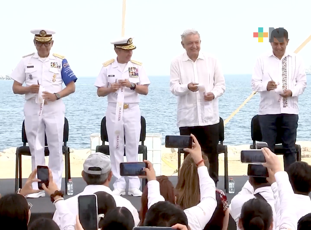 Presidente López Obrador inaugura rompeolas en el puerto Salina Cruz, Oaxaca